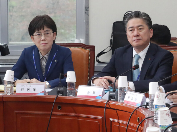 정승일(오른쪽) 한국전력공사 사장과 최연혜 한국가스공사 사장이 지난 6일 국회에서 열린 전기·가스 요금 관련 민·당·정 간담회에 참석해 있다. 문재인 정부와 윤석열 정부에서 각각 임명됐지만 두 사람 모두 총리실의 복무감찰 대상 리스트에 올라있다.  
