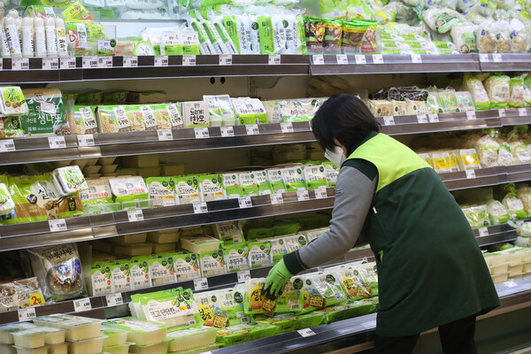 서울 시내의 한 대형마트에서 직원이 콩나물과 두부를 정리하고 있다. (사진=뉴스1)