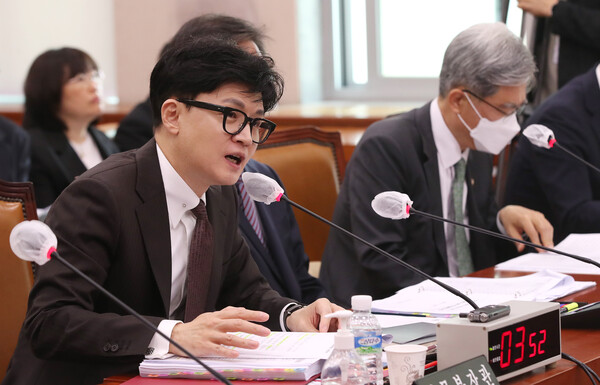 한동훈 법무부 장관이 16일 오전 서울 여의도 국회에서 열린 법제사법위원회 전체회의에서 의원들 질의에 답하고 있다.