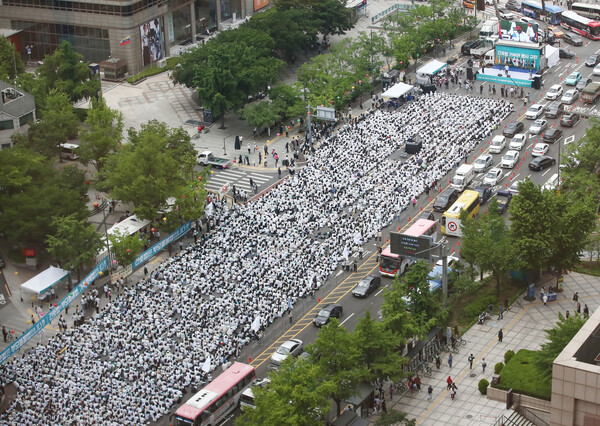 19일 간호법 거부권 행사를 규탄대회에 참석한 간호사들이 광화문 6개 차로를 메우고 있다. (사진=뉴스1)