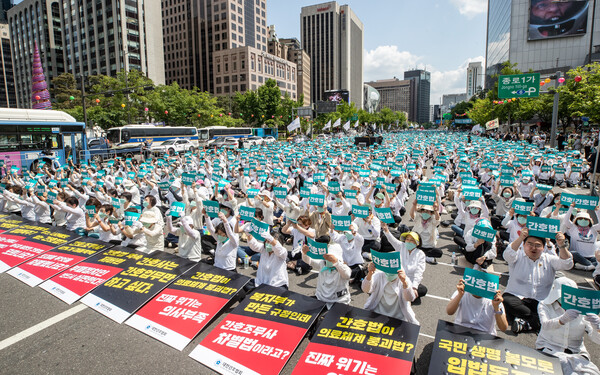 19일 간호법 거부권 행사 규탄대회에 참석한 간호사들이 구호를 외치고 있다. (사진=뉴스1)