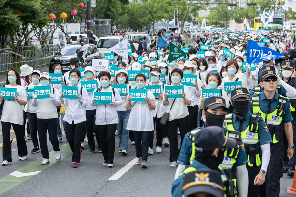 간호법 거부권 행사 규탄대회에 참석한 간호사들이 19일 오후 집회 후 거리 행진을 하고 있다. (사진=뉴스1)