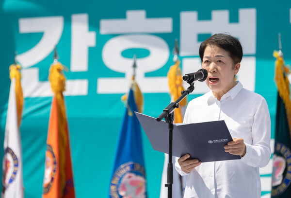 김영경 대한간호협회 회장이 19일 간호법 거부권 행사 규탄대회에서 성명서를 읽고 있다. (사진=뉴스1)