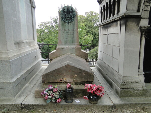 파리의 페르 라셰즈 묘지 비제의 무덤.