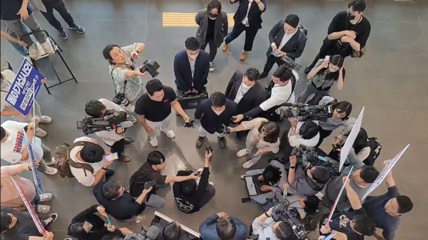 30일 MBC 본사를 압수수색하려는 서울경찰청 반부패·공공범죄 수사대와 전국언론노동조합 MBC본부 조합원들이 대치하고 있다. (사진=독자제공)