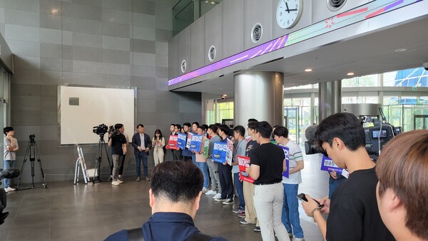 서울경찰청 반부패·공공범죄 수사대가 30일 MBC 본사를 압수수색하려하자 전국언론노동조합 MBC본부 조합원들이 손피켓을 들고 입구를 막아서있다. (사진=독자제공)