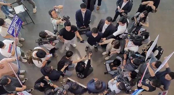 경찰이 30일 MBC 보도국 압수수색을 시도하자, MBC관계자들이 1층 로비에서 피켓을 들고 진입을 막고 있다. (사진=독자제공)  