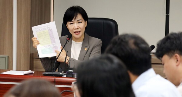 전현희 국민권익위원장이 지난 12일 오전 서울 종로구 세종대로 정부서울청사에서 감사원 감사 결과, 선관위 특혜 등 현안 관련 기자 간담회를 하고 있다. (사진=뉴스1)