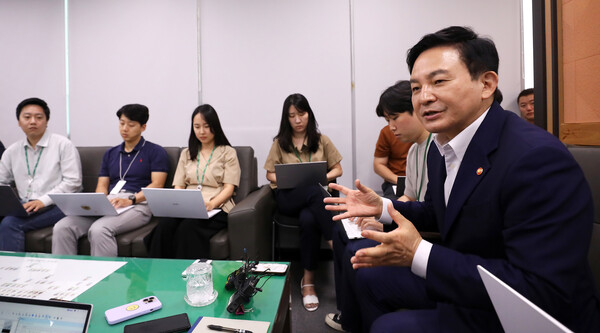 원희룡 국토교통부 장관이 3일 오전 세종시 정부세종청사 국토교통부 기자실을 방문하여 현안관련 사항들을 설명하고 있다. (사진=뉴스1)