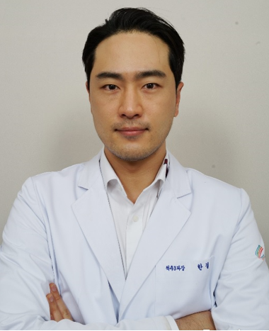 Han Gyeol, diretor do Spine Center do Gangnam Kansas Hospital.