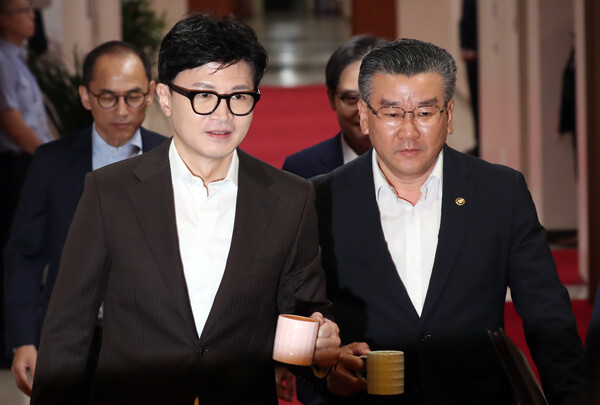 유병호 감사원 사무총장이 3일 오전 머그잔을 들고 서울 종로구 정부서울청사에서 열린 국무회의에 참석하고 있다. 왼쪽은 한동훈 법무부 장관. (사진=뉴스1)