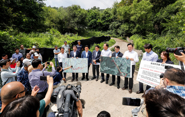 더불어민주당 서울-양평 고속도로 특혜 의혹 진상규명 TF 소속 의원들이 양평군 강상면 고속도로 종점 변경지점 인근에서 윤 대통령 처가 특혜 의혹에 대해 설명하고 있다. (사진=뉴스1)
