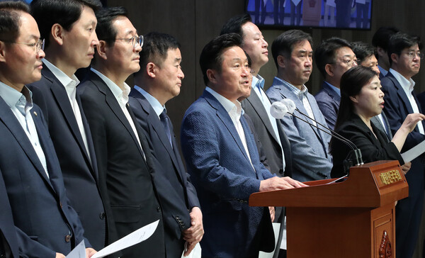 더불어민주당 서울-양평 고속도로 특혜 의혹 진상규명 TF 의원들이 7일 오전 국회 소통관에서  기자회견을 갖고 서울-양평 고속도로 사업 백지화 취소 및 원희룡 장관의  사과를 촉구하고 있다. (사진=뉴스1)