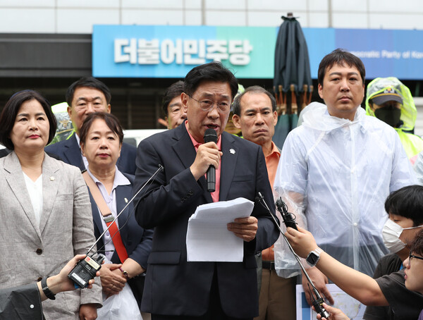 전진선 양평군수가 지난 9일 오전 국민의힘 소속 군의원들과 함께 서울-양평고속도로 원안회귀 절대 반대를 주장하며 서울-양평고속도로 추진 재개 촉구 기자회견을 하고 있다. (사진=뉴스1)