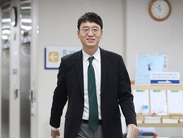 김웅 국민의힘 의원이 10일 서울중앙지법에서 열린 손준선 서울고검 송무부장의 공직선거법 위반 등 혐의재판에 증인으로 출석하고 있다. (사진=뉴스1)