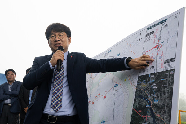 서울-양평고속도로 타당성 평가 용역업체인 동해종합기술공사 이상화 부사장이 13일 경기 양평군 강상면 서울-양평고속도로 대안 노선 종점 JC 인근에서 기자들에게 사업 관련 내용을 설명하고 있다. (사진=뉴스1)