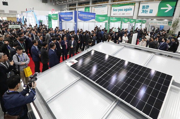 지난 4월 12일 대구 엑스코에서 개막한 신재생에너지 전문전시회 '2023 국제 그린에너지 엑스포'를 찾은 관람객들이 스마트 산업단지 지붕형 태양광을 살펴보고 있다. (사진=뉴스1)
