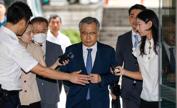 박영수 전 국정농단 사건 특검이 지난달 11일 이른바 '가짜 수산업자' 사건과 관련 청탁금지법 위반 혐의 공판에 출석하기 위해 서울중앙지방법원에 들어서고 있다. (사진=뉴스1)