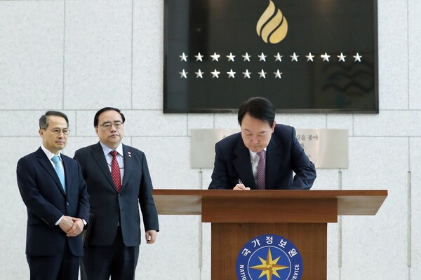 윤석열 대통령이 올해 2월 24일 국가정보원 청사를 찾아 2023년도 업무계획을 보고받기 전 방명록을 작성하고 있다. 왼쪽은 김규현 국정원장.과 김성한 당시 국가안보실장. (사진=뉴스1 / 대통령실)