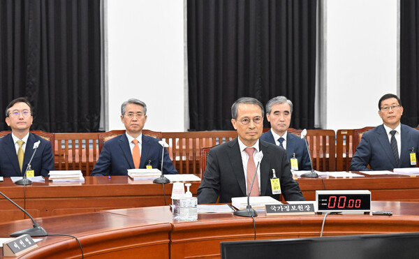 규현 국정원장이 4일 국회에서 열린 정보위원회 전체회의에 출석해 있다. 뒤쪽 왼쪽부터 김남우 국정원 기조실장, 권춘택 1차장, 김수연 2차장, 백종욱 3차장. 