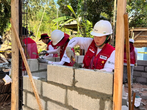 봉사 활동 중인 LG엔솔 임직원. (사진=LG에너지솔루션)