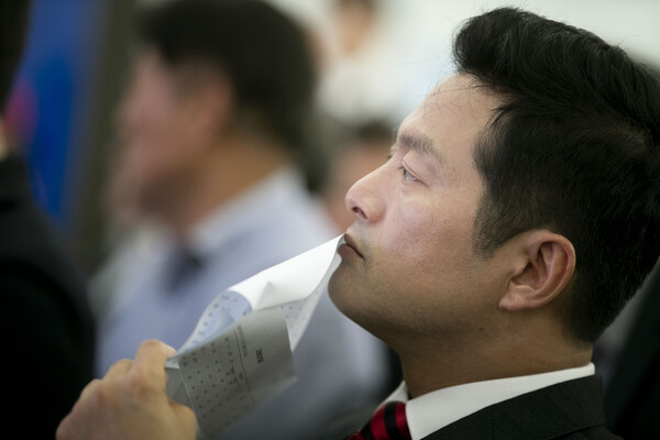 김태우 국민의힘 강서구청장 보궐선거 후보자가 11일 저녁 서울 강서구 마곡동 선거사무소에서 강서구청장 보궐선거 투표현황표를 보던 중 생각에 잠겨 있다. (사진=연합뉴스)