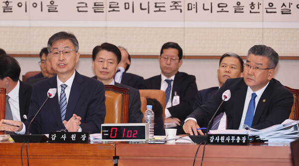 최재해 감사원장이 13일 국회 법제사법위원회에서 열린 감사원에 대한 국정감사에서 의원질의에 답변하고 있다. 오른쪽은 유병호 감사원 사무총장. (사진=연합뉴스)