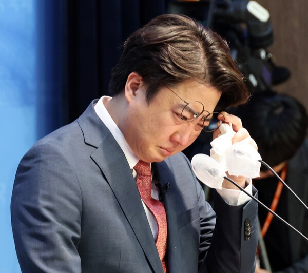 이준석 전 국민의힘 대표가 16일 국회에서 기자회견 중 해병대 채모 상병, 서이초 사건 등을 이야기 하다 눈물을 흘리고 있다. (사진=연합뉴스)