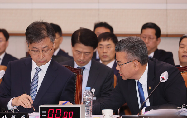 최재해 감사원장이 지난 13일 국회 법제사법위원회에서 열린 감사원에 대한 국정감사에서 유병호 감사원 사무총장과 대화하고 있다. (사진=연합뉴스)