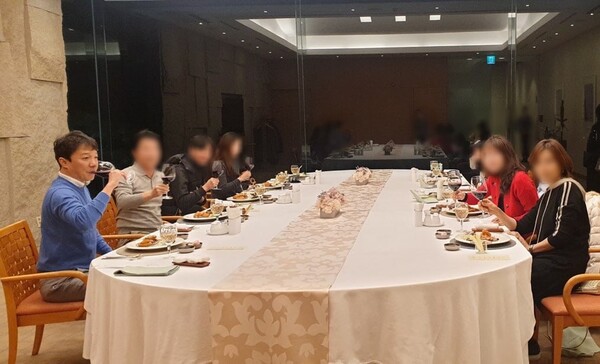 테이블 왼쪽 맨 앞사람이 이정섭 수원지검2차장 검사, 다음이 A그룹 부회장 B씨, 네번째가 C씨. (사진=C씨제공)