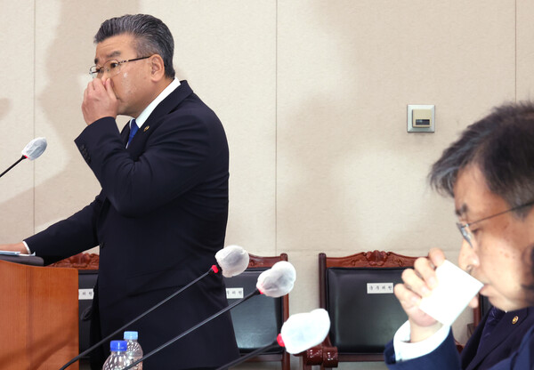 유병호 감사원 사무총장이 26일 국회에서 열린 법제사법위원회 국정감사에서 의원 질의에 답하고 있다. 오른쪽은 최재해 원장. (사진=연합뉴스)