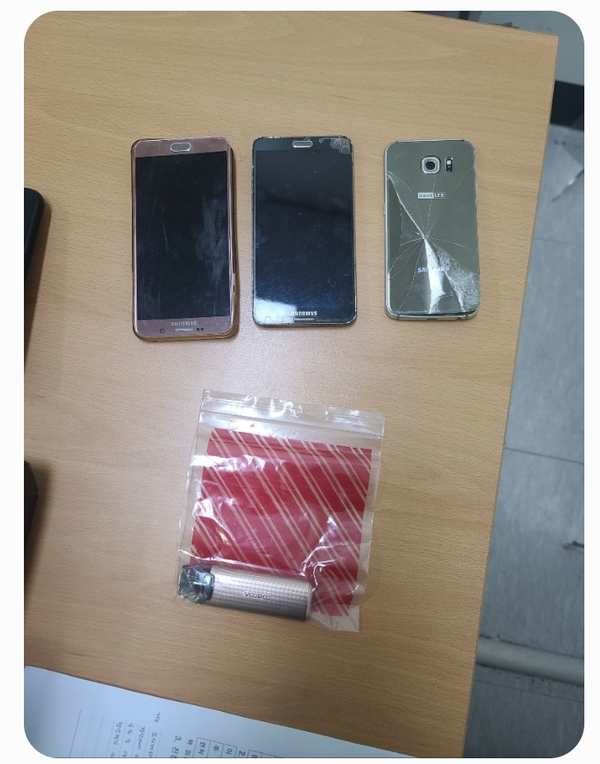 B씨가 경찰에 제출한 A씨의 휴대전화 3개와 파이프 등