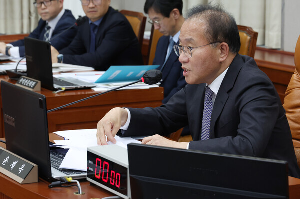 국회 운영위원장인  윤재옥 국민의힘 원내대표가 10일 국회에서 열린 운영위 전체회의에 출석한 이광재 국회 사무총장을 향해 발언하고 있다. (사진=연합뉴스)