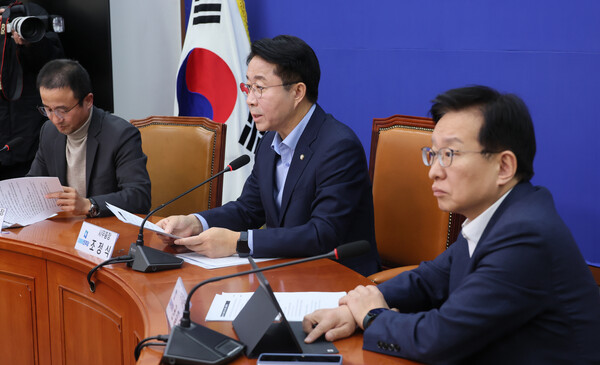 조정식 더불어민주당 사무총장이 12일 국회에서 기자간담회를 하고 있다. (사진=연합뉴스)