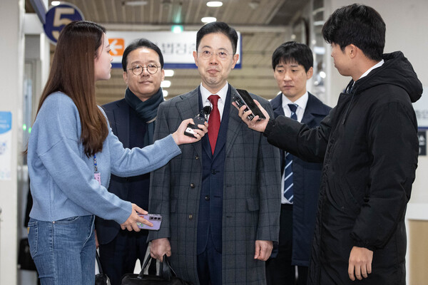 손준성 대구고검 차장검사가 13일 오전 서울중앙지방법원에서 열린 고발사주 사건(공직선거법 위반 등) 재판에 출석하면서 취재진의 질문에 질문에 답변하고 있다. (사진=연합뉴스)
