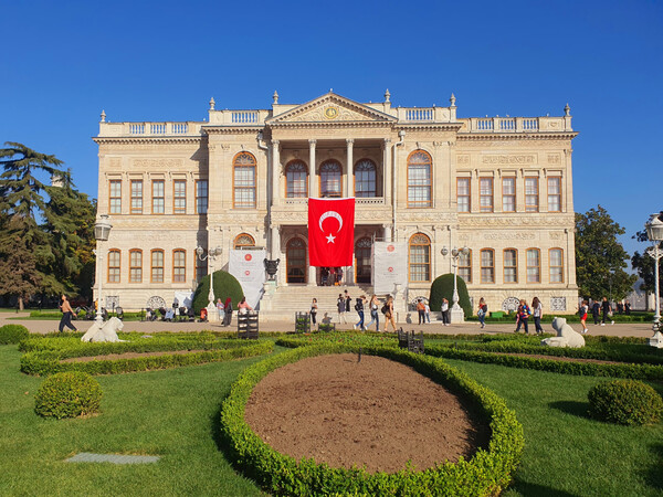 이스탄불의 보스포루스 해협에 접한 서구 스타일의 돌마바흐체 궁전.