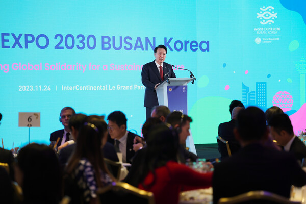  2030 부산세계박람회 유치 활동을 위해 프랑스를 방문 중인 윤석열 대통령이 24일(현지시간) 파리의 한 호텔에서 각국 국제박람회기구(BIE) 대표를 초청 오찬에서 오찬사를 하고 있다.