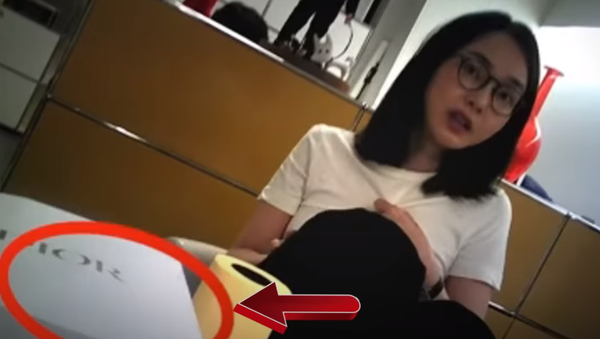 지난해 9월 13일 서울 서초구 아크로비스타 지하 코바나컨텐츠에서 김건희 여사가 명품 선물을 앞에 두고 이를 전달한 최재영 목사와 대화를 나누고 있다. (사진=서울의소리 유튜브방송 캡처)