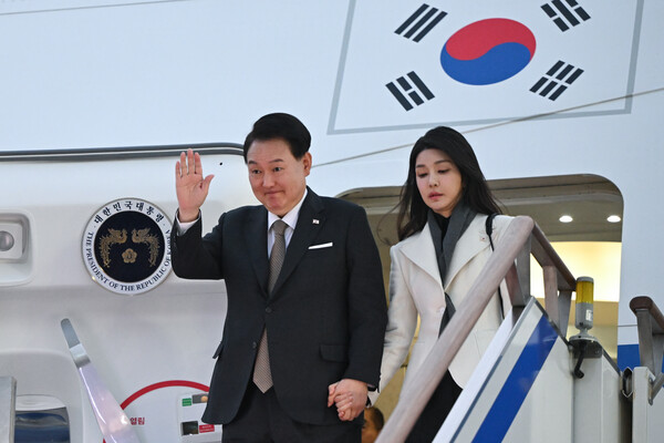 영국 국빈 방문과 프랑스 방문 일정을 마친윤석열대통령과김건희여사가 지난 26일 성남 서울공항으로 귀국하면서 인사하고 있다.<BR> (사진=연합뉴스 / 대통령실)