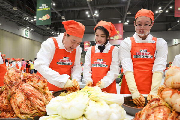 지난 11월 27일 경기 고양 일산 킨텍스에서 열린 '나눔과 봉사의 국민 대통합 김장행사'에서 김장을 하고 있는 윤석열 대통령과 부인 김건희 여사. (사진=연합뉴스 / 대통령실)