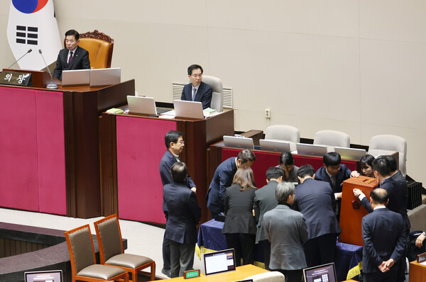 1일 국회 본회의장에 국민의힘 의원들의 자리가 비어있는 가운데 손준성, 이정섭 검사 탄핵소추안 투표 개표작업이 진행되고 있다. (사진=연합뉴스)