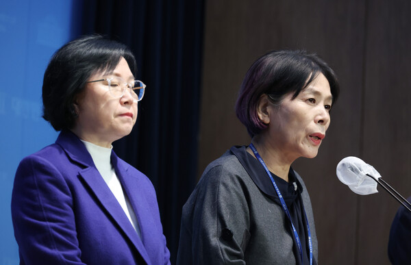 최민희 방송통신위원회 상임위원 후보자가 11월 7일 국회에서 기자회견을 열고 방통위 상임위원 후보자 사퇴를 발표하고 있다. 왼쪽은 김현 전 방통위 상임위원. (사진=연합뉴스)