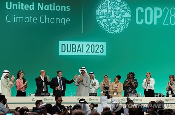 2023년 12월 13일 아랍에미리트 두바이에서 열린 유엔 기후변화회의 COP28에서 아랍에미리트 산업첨단기술부 장관이자 COP28 의장인 술탄 아흐메드 알 자베르(Sultan Ahmed Al Jaber)가 협상 초안이 공개된 후 전체회의에 참석하고 있다. (사진=연합뉴스)