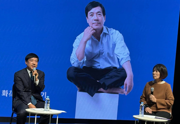 이성윤 법무연수원 연구위원이 지난달 '꽃은 무죄다' 출판 기념 북토크를 하고 있다. 오른쪽은 최민희 전 민주당 의원. (이성윤 페이스북 캡처)