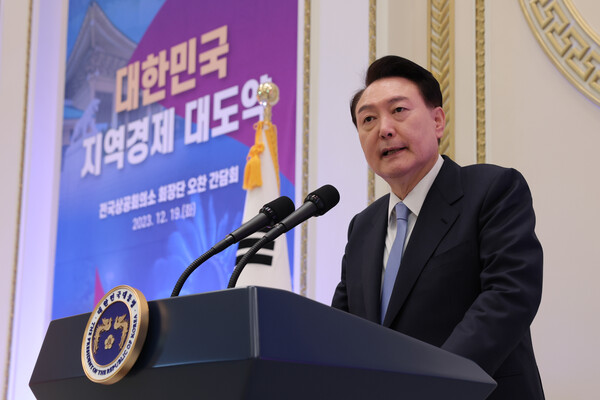 윤석열 대통령이 19일 청와대 영빈관에서 열린 전국상공회의소 회장단 초청 오찬 간담회에서 발언하고 있다. (사진=연합뉴스)