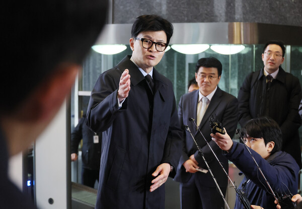 한동훈 법무부 장관이 19일 국회 법사위 전체회의에 앞서 취재진 질문에 답하고 있다. (사진=연합뉴스) 