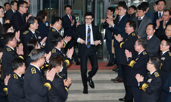 한동훈 법무부 장관이 21일 오후 과천 법무부 청사에서 이임식을 마치고 청사를 떠나고 있다. (사진=연합뉴스)