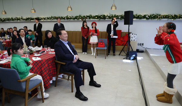 윤석열 대통령이 지난 22일 서울 용산 대통령실 파인그라스에서 열린 '히어로즈 패밀리와 함께하는 꿈과 희망의 크리스마스'에서 인사말을 하고 있다. (사진=연합뉴스)