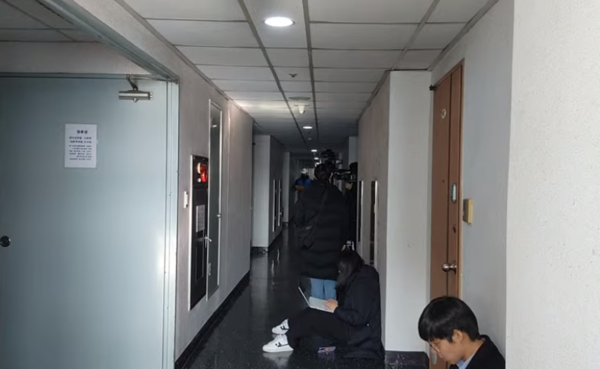 26일 서울중앙지검 수사팀이 뉴스버스 사무실에서 압수수색을 진행하는 동안 취재진들이 사무실 밖에서 대기하고 있다. (사진=유튜브 채널 현장의소리 캡처)