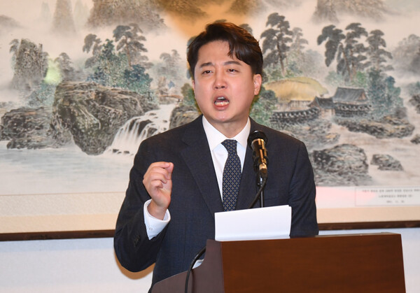 이준석 전 국민의힘 대표가 27일 오후 서울 노원구 한 식당에서 기자회견을 열고 국민의힘 탈당과 향후 정치 행보에 대해 밝히고 있다. (사진=연합뉴스)